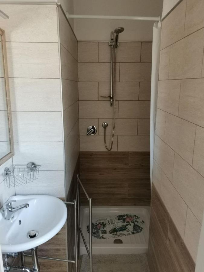 Al Centesimo Chilometro - Ristoro Del Pellegrino Hostel Montefiascone Bagian luar foto